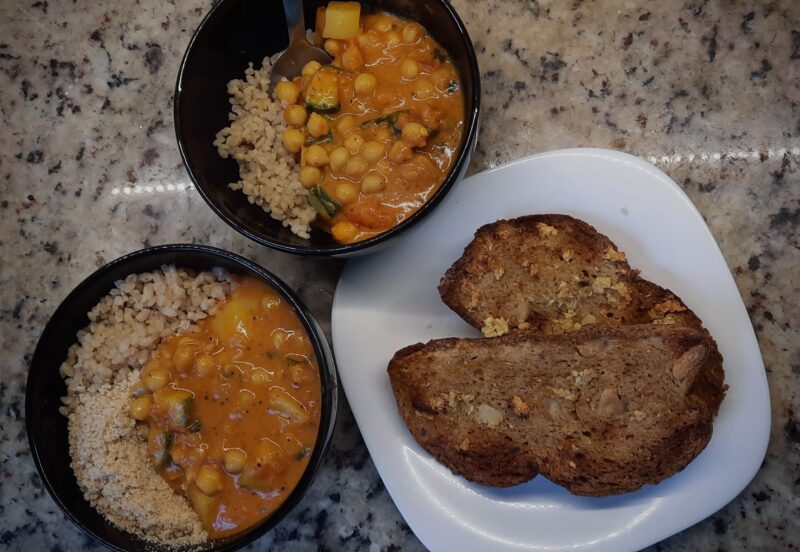 Dois bowls com arroz integral e curry de legumes.