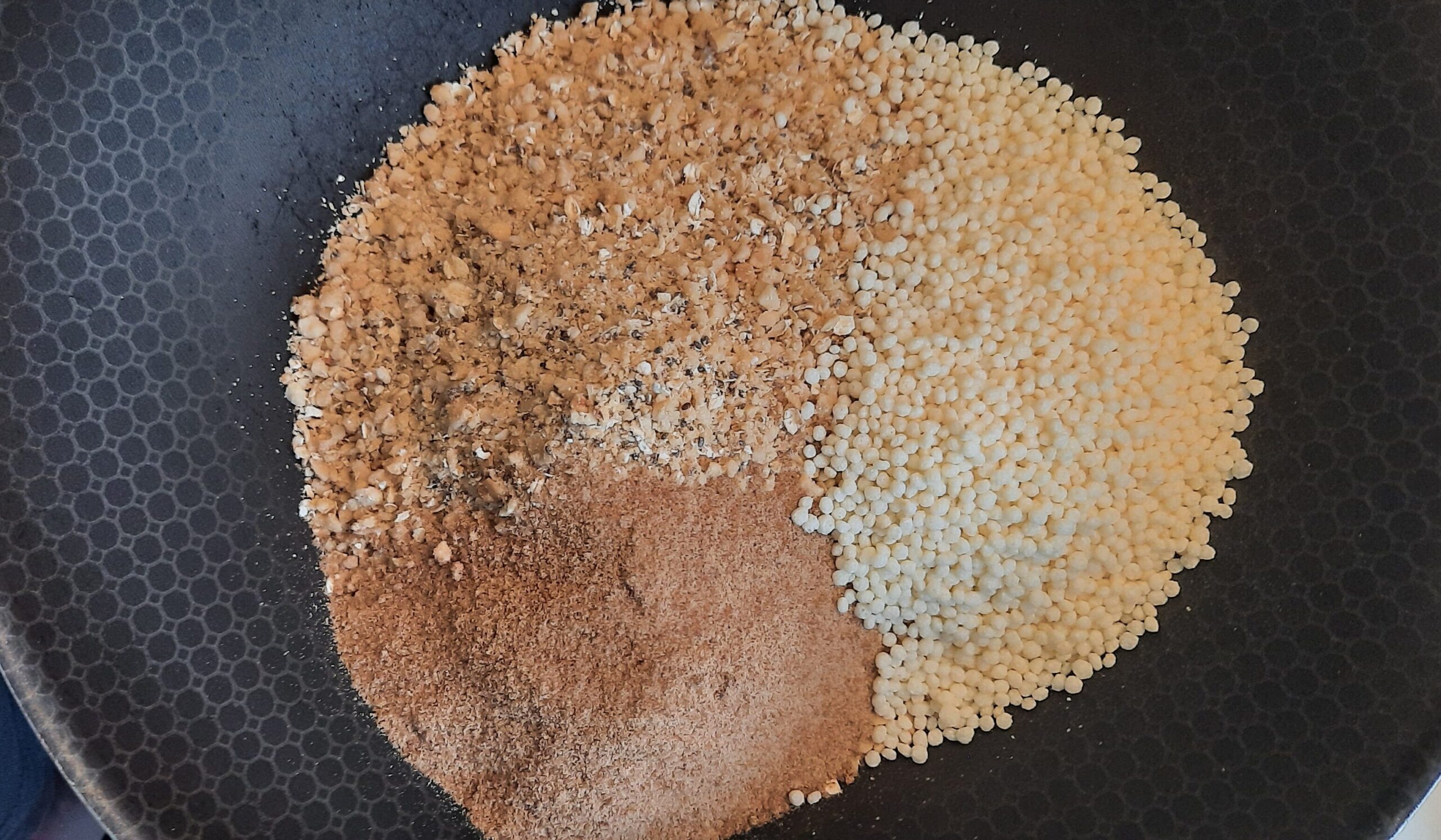 Ingredientes da farofa de amendoim na frigideira antiaderente